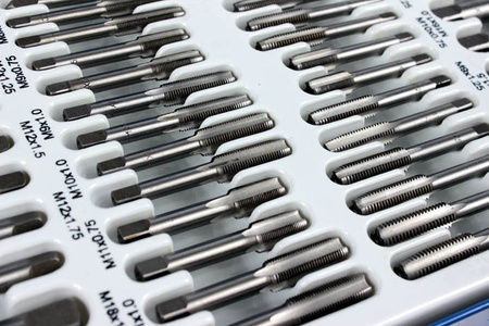 ZESTAW GWINTOWNIKÓW I NARZYNEK METRYCZNE M2- M18 110 EL KALIBROWNIKI