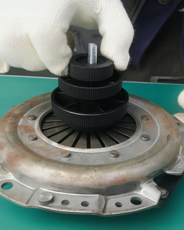 UNIWERSALNY PRZYRZĄD DO CENTROWANIA USTAWIANIA TARCZ SPRZĘGŁA