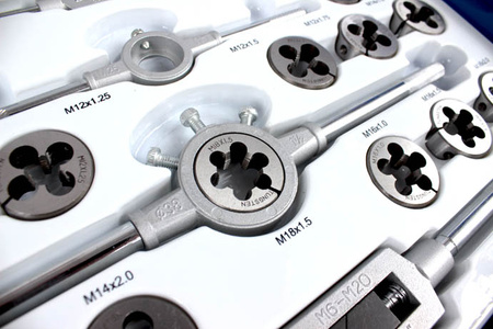 ZESTAW GWINTOWNIKÓW I NARZYNEK METRYCZNE M2- M18 110 EL KALIBROWNIKI